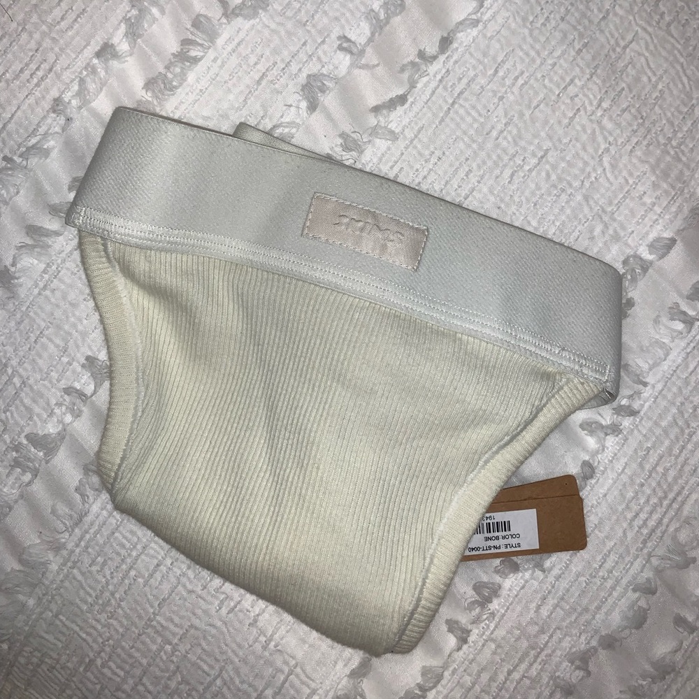 Skims thong never worn tags on